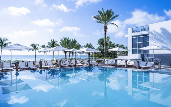 relax-at-the-pool-or